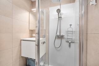 <strong>Te koop: mooi gerenoveerd appartement in het centrum van Koksijde, op wandelafstand van winkels, openbaar vervoer en de zee.</strong><br /> <br />Dit appartement combineert een centrale ligging met comfortabel wonen in een aangename toeristische omgeving. Dankzij de recente renovaties geniet u van een instapklaar geheel met een verzorgde uitstraling. Bovendien zijn de lage kosten een extra troef voor zowel eigen bewoning als tweede verblijf aan zee. De ligging in een groene omgeving met vrij zicht zorgt voor een aangenaam woongevoel, terwijl alle voorzieningen zich op wandelafstand bevinden. Een interessante opportuniteit voor wie een appartement wil kopen in Koksijde.<br /> <br />• Inkomhal met toegang tot de verschillende ruimtes<br />• Lichtrijke living met aangename leefruimte<br />• Functionele keuken<br />• Badkamer praktisch ingericht<br />• Apart toilet<br />• 1 slaapkamer<br /> <br /><strong>Troeven</strong><br />• Mooi gerenoveerd en instapklaar appartement<br />• Lage kosten<br />• Op wandelafstand van winkels, openbaar vervoer en de zee<br /> <br />Neem vandaag nog contact op met je ERA-makelaar voor een bezoek.<br /> <br />JOUW DROOMAPPARTEMENT. ZO GEVONDEN!
