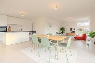 Aan de stadsrand van Torhout wacht deze instapklare nieuwbouwwoning op haar eerste eigenaars. Een hedendaagse thuis waar comfort, ruimte en energiezuinig wonen centraal staan. Dankzij duurzame technieken geniet u hier niet alleen van een aangenaam binnenklimaat, maar ook van een lage energiefactuur en zorgeloos wooncomfort.De halfopen bebouwing zorgt voor veel natuurlijke lichtinval en voldoende privacy. Binnenin wordt u verwelkomd door een open leefruimte die baadt in het licht en perfect aansluit bij een moderne levensstijl. De praktische indeling maakt deze woning ideaal voor gezinnen, koppels of wie van thuis uit werkt. De woning beschikt over drie ruime slaapkamers en een zolderruimte die extra bergruimte biedt. De moderne badkamer is stijlvol afgewerkt en uitgerust met een comfortabele douche.Buiten geniet u van een ruim perceel van ongeveer 352 m² met een aangename tuin en een gunstige zonoriëntatie, ideaal om tot rust te komen. De ligging is bijzonder vlot bereikbaar, met snelle verbindingen naar de E403, R34 en N32. Daarnaast bevinden winkels, scholen, openbaar vervoer en het centrum van Torhout zich op korte afstand.De woning wordt verkocht onder het btw-stelsel en is de ideale keuze voor wie op zoek is naar een moderne, energiezuinige en instapklare woning op een strategische locatie. Hier woont u écht zonder zorgen.📞 Contacteer Emile voor een bezoek: 0492 08 08 08 – emile@correctvastgoed.be👉 Online schattingstool: https://www.correctvastgoed.be/schatting