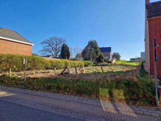 Bouwgrond voor open of halfopen met gesloten bebouwing met zuidgerichte tuin(en)op een perceel van 10a13ca. Deze bouwgrond heeft een straatbreedte...