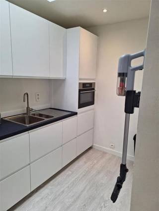 <p><span>Dichtbij de Korenmarkt en naast het groene Kortenbachplein, ligt in een stille, voor auto's doodlopende straat, deze woning. Let op de hoge plint in blauwe hardsteen (zijgevel) en de bekleding met verticale leien (achtergevel). Authentieke elementen zoals de hoge plafonds (± 3,37 m) en een authentieke boog bleven bewaard. De structuur van de inkom naar de leefruimte werd opengewerkt. In de living werden zichtbare stalen balken gebruikt als eyecatchers. Het zitgedeelte met rolluik, zorgt vooraan voor een gezellige zithoek, terwijl richting keuken plaats is voor een eetruimte, kortbij de open keuken met lichtkoepel. Let op de mooie nissen in de muur en de Daikin-unit met warmtepomptechnologie, die zorgt voor koeling en verwarming. De keuken omvat een kookplaat, vaatwasser, oven en dampkap. Afgezien van een technische berging, waar de boiler in is weggewerkt, zit er een gewelfde kelder verborgen onder de leefruimte. De badkamer is ruim bemeten, met plaats voor een dubbel lavabomeubel met spiegel, een hangtoilet (afgeschermd) en een inloopdouche met glazen wand. De grote slaapkamer op de eerste verdieping beslaat de hele breedte van de woning en beschikt over gordijnkasten en een laminaatvloer. De tweede verdieping is volledig ingericht als slaapvertrek, met plaats voor een dubbel bed plus een enkel bed. Ook in de kamers zorgen de Daikin-units voor koeling en verwarming.</span></p>