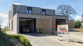 Deze nieuwbouwwoning is gelegen in een rustige straat met uitzicht op de groene velden. Bij het betreden van de woning kom je binnen in een...