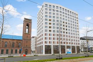 Goed en centraal gelegen, vlak bij de Antwerpse studentenwijk, bevindt zich deze volledig ingerichte studentenkamer in Campus Eilandje. Dit stijlvolle complex combineert een hotel, studentenhuisvesting en appartementen in één kwalitatief geheel. De gemeenschappelijke ruimtes zijn verzorgd en goed onderhouden.<br />De kamer van 18 m² is praktisch ingericht en beschikt over een hoogslaper, bureau, kleerkast, inkomhal en een private badkamer met douche en toilet.<br />Daarnaast kunnen bewoners gebruikmaken van een volledig uitgeruste gemeenschappelijke keuken op elke verdieping, telkens met een ruim terras. Het gebouw biedt ook een gemeenschappelijke studieruimte en fietsenberging. Dankzij de goede isolatie en de aanwezigheid van een lift geniet je hier van optimaal comfort.