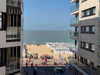 Magnifique appartement 3 CH rénové avec vue sur la mer situé à Knokke-Zoute. <br /><br />Composition: hall d'entrée avec vestiaire et toilettes invités.<br />Spacieux séjour lumineux avec cuisine moderne entièrement équipée.<br />L'appartement dispose de 2 chambres spacieuses et d'une chambre avec des lits superposés. Toutes les chambres ont été finies à la perfection, y compris les armoires encastrées.<br />Salle de bain luxueuse séparée avec douche à l'italienne, double lavabo et toilettes. <br />Terrasse ensoleillée orientée au sud à l'arrière. <br /><br />Cave et local à vélos disponibles dans l'immeuble. Possibilité d'acheter un garage à proximité de l'appartement.<br />Registre des mesures en cours de demande<br /><br />N'hésitez pas à nous contacter pour plus d'informations : tel : 050 62 44 14 ou via knokke@immax.be