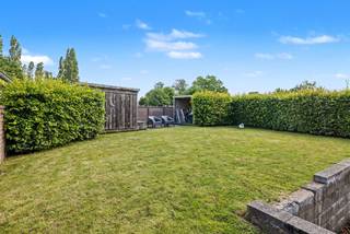 Bent u op zoek naar een ruime gezinswoning met uitbreidingsmogelijkheden op een rustige, maar vlot bereikbare locatie? Dan is deze halfopen bebouwing in Liedekerke zeker een bezoek waard. De woning beschikt op het gelijkvloers een grote inkomhal met vestiaire, een ruime en lichtrijke leefruimte met directe toegang tot het aangename zonneterras en de tuin met zicht op groen. Daarnaast vindt u een grote woonkeuken met aansluitende berging, ideaal voor extra opbergruimte. 
Op de eerste verdieping bevinden zich drie volwaardige slaapkamers , evenals een ruime badkamer. De zolder biedt bovendien de mogelijkheid om twee extra slaapkamers of een hobbyruimte te creëren. Ruimte genoeg voor het plaatsen van een vaste tap.
Verder beschikt de woning over een grote garage en geniet ze van een rustige ligging, terwijl winkels, scholen, invalswegen en het station van Liedekerke (op slechts 2,8 km) vlot bereikbaar zijn.
Interesse? Contacteer Sophie voor meer informatie of een bezoek via 0496 71 50 59.