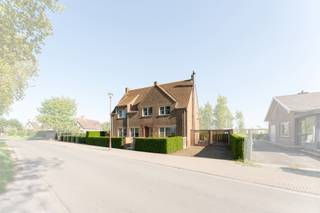 Ontdek deze uitstekend onderhouden woning op meer dan 4.500 m², met bijgebouwen, twee ruime loodsen en een prachtig aangelegde tuin. Deze eigendom biedt tal van mogelijkheden om wonen en werken te combineren op één locatie.

De woning is functioneel ingedeeld met op het gelijkvloers een ruime inkomhal, gastentoilet, gezellige salon en een lichtrijke leefruimte met open keuken en directe toegang tot het terras/tuin. Verder vind je hier een eerste badkamer en een praktische berging. Op de verdieping bevinden zich drie volwaardige slaapkamers, een tweede badkamer en een apart toilet.

Vanuit de leefruimte geniet je van een weids uitzicht op de velden, wat een gevoel van rust en ruimte gegarandeerd. De tuin is perfect onderhouden en vormt een groene oase waar je volop in kunt genieten.

Op het terrein vind je twee grote loodsen (+- 445 m2 + 225 m2) en diverse bijgebouwen, wat deze eigendom uiterst geschikt maakt voor zelfstandigen, vrije beroepen of hobbyisten met ruimtebehoefte. Dankzij de twee percelen is uitbreiding of herontwikkeling perfect mogelijk. Residentiële ligging met uitstekende bereikbaarheid dankzij de nabijheid van de verbindingswegen.

Oppervlaktes zijn indicatief EPC-attest, en betreffen enkel de woning, exclusief bijgebouwen en loodsen. De elektrische installatie is conform het AREI.

Een uniek eigendom op topligging, waar wonen, werken en genieten samenkomen. Wens je graag meer info of een bezoek in te plannen? Contacteer Els via 0468 13 77 64 of via mail. 