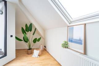 Instapklaar dakappartement op een zucht van Park Spoor Noord.<br />Renovatieproject (2022) met veel lichtinval, 1 slaapkamer, open keuken, lichte leefruimte en gezellig terras. Inkomhal met apart toilet en berging, badkamer aan de slaapkamer. Inclusief privatieve kelder en gemeenschappelijke fietsenberging. Toplocatie met vlotte bereikbaarheid.<br />Bijzonderheden: individuele meters en verwarming • conforme elektriciteit • gunstig EPC • per direct beschikbaar • opkomende buurt