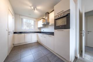 Gelegen op een centrale en vlot bereikbare locatie in Wilrijk, bevindt dit instapklare appartement zich. De aangename buurt combineert het beste van twee werelden: een rustige woonomgeving met alle voorzieningen binnen handbereik. Winkels, scholen, openbaar vervoer en invalswegen bevinden zich in een straal van 1km. Bovendien geniet je hier van de nabijheid van groen en ontspanningsmogelijkheden.<br /><br />Via de lift bereiken we de derde verdieping van residentie Neerland. Wanneer we binnenkomen betreden we de inkomhal die toegang geeft tot de leefruimte met volledig geïnstalleerde, open keuken met aansluitend een praktische berging en een wasplaats.<br /><br />Verder biedt het appartement twee slaapkamers, een toilet en een badkamer voorzien van douche in bad en dubbele lavabo.<br /><br />Via de raampartijen in de leefruimte bereiken we het zuidgerichte terras.<br />Genieten van een aperitief was nog nooit zo aangenaam.<br /><br />In de ondergrondse verdieping vinden we nog een autostaanplaats terug, deze is mogelijks mee aan te kopen aan €20 000.<br />Verder is er ook een publieke parking voorzien.<br /><br />Het appartement beschikt over zonnepanelen en is uiterst energiezuinig.<br /><br />Heb je interesse in dit moderne appartement?<br />Neem gerust contact op via roy@julimmo.be of 0498 62 74 71.
