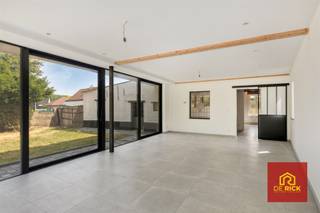 WELKOM IN AFFLIGEM: EEN UNIEKE HOEVE MET MODERNE ARCHITECTUURDeze volledig vernieuwde hoeve combineert op een stijlvolle manier de charme en authenticiteit van een karaktervolle woning met het comfort en de architecturale uitstraling van een moderne nieuwbouw. Dankzij de doordachte indeling, royale leefruimtes en prachtige lichtinval is dit een bijzonder aangename en veelzijdige gezinswoning.Bij het binnenkomen verwelkomt de inkomhal u met een apart gastentoilet. Vervolgens komt u in de volledig ingerichte keuken, afgewerkt met kwaliteitsvolle materialen en voorzien van alle nodige comfort. Aansluitend bevindt zich de ruime woonkamer in de moderne achterbouw. De indrukwekkende raampartijen zorgen hier voor een overvloed aan natuurlijk licht en bieden een prachtig zicht op de tuin.Op het gelijkvloers bevinden zich daarnaast een eerste slaapkamer, een badkamer, een praktische wasplaats en een extra berging.De eerste verdieping beschikt over een ruime en veelzijdige nachthal. Deze ruimte kan perfect ingericht worden als bureau, hobbyruimte of extra opbergruimte. Verder bevinden zich hier nog twee volwaardige slaapkamers en een tweede badkamer.Een absolute troef van deze woning is de uitzonderlijk ruime opslagruimte van maar liefst circa 100 m². Deze ruimte biedt tal van mogelijkheden en kan onder meer dienstdoen als garage, werkplaats, hobbyruimte of extra opslagruimte.Ook parkeergelegenheid is hier ruimschoots aanwezig. Dankzij de twee afzonderlijke opritten kunnen er samen maar liefst vijf wagens worden geparkeerd.De woning verkeert in uitstekende staat en is volledig instapklaar. Ze is voorzien van dubbele beglazing en wordt verwarmd via een condenserende aardgasketel. Ook buiten geniet u van een bijzonder aangename omgeving. De fraai aangelegde tuin is zuidwestelijk georiënteerd, waardoor u zowel in de tuin als in de woonkamer volop kunt genieten van natuurlijk zonlicht.Een unieke woning voor wie op zoek is naar ruimte, comfort en karakter, gecombineerd met een moderne architecturale uitstraling.