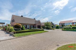 Ken je dat, zo’n heerlijk ouderwetse buurt? Waar kinderen nog op straat kunnen spelen, en de buren spontaan op de oprit blijven kletsen? En da’s (helaas) met uitsterven bedreigd. Mensen veranderen, maar ook wijken worden steeds drukker.<br /><br />En dan heb je nog deze straat. Sterker nog: dan heb je nog dit doodlopende stukje in deze straat. Waar het rustig is. Altijd. Want je woont letterlijk in ‘t (voor)laatste huis. <br /><br />Een (t)huis kan je aanpassen naar smaak, maar de locatie niet. En da’s dus misschien wel de grootste troef van deze gezellige woning. De fijne buren krijg je er gewoon gratis bij.<br /><br />Oké, de woning heeft wat jaren op de teller, maar is wél perfect in orde. Geen te verwijderen asbest, renovatieplicht niet van toepassing en uitmuntend onderhouden. Hier kan alles, maar moét niks. En zo hebben wij het graag. <br /><br />Indeling:<br />Via de inkomhal stappen we de woonkamer in. Verrassend groot, en vooral heerlijk licht. Heb je dat grote raam met zicht op je tuin al gespot? Er is trouwens centrale verwarming in de volledige woning, maar de haard zorgt hier voor extra sfeer en gezelligheid.<br /><br />Aansluitend vinden we de keuken. En die is – je raadt het al – ook lekker ruim, met weer een fijn uitzicht op je tuin. De keuken zelf is niet nieuw, maar dankzij het uitmuntende onderhoud kan ‘ie zeker nog een rondje mee. <br /><br />Om de hoek zien we de achterinkom, met toegang naar een apart toilet en een grote wasplaats. <br />Check ook die handige kastenwand! Nog wat extra spullen die een plekje zoeken? Geen probleem, naast de wasplaats zit nog een extra bergruimte. Ook handig voor de fietsen of eventuele tuinspullen, want er is een rechtstreekse toegang naar de tuin. Verder kan je nog extra voorraad of rommeltjes kwijt in de (kurkdroge) kelder naast de keuken.<br /><br />Tenslotte is er beneden een eerste kamer. Handig als je graag gelijkvloers wil slapen, maar ook fijn als bureau, speelruimte of hobbykamer. Ook de badkamer is beneden, dus future proof wonen: check! De badkamer is hetzelfde verhaal als de keuken: niet nieuw, maar prima in orde. Ze <br />is voorzien van een bad, douche, wastafel, veel bergruimte en een toilet. <br /><br />Ook de garage is inpandig.<br /><br />Boven zijn maar liefst 4 slaapkamers – de ene nog wat groter dan de andere – maar heb je zelfs nog uitbreidingsmogelijkheden. Er is namelijk een “zolderkamer” die niet afgewerkt werd, maar wel volledig voorzien werd om als (slaap)kamer af te werken. Zelfs als je deze inricht, heb je erboven en ernaast nog een extra zolderruimte voor opslag.<br /><br />Tenslotte werd er boven ook een apart toilet voorzien, en een grote kastenwand.<br /><br />De tuin is zoals je zou verwachten bij deze woning: heerlijk ruim, tot in de puntjes aangelegd en vooral: kind- en onderhoudsvriendelijk. En het automatische beregeningssysteem – aangesloten op de grote regenwaterput – maakt het onderhoud zelfs nog dat tikje vriendelijker. (Ter info: er wordt nog een omheining geplaatst naast de buren aan de linkerzijde).<br /><br />Een plek waar je kan thuiskomen, in alle rust en privacy.