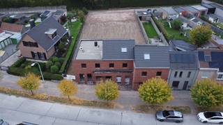 <p><span>Nieuwbouwwoning op 466m² te Broekstraat 247 Eine.</span></p><p><span> </span></p><p><span>INDELING</span></p><p><span>Je komt de woning binnen langs de inkomhal met gastentoilet.</span></p><p><span>Verder heb je op de gelijkvloerse verdieping een ruime living en open keuken.</span></p><p><span>Op de eerste verdieping heb 3  je slaapkamers en een badkamer;</span></p><p><span>Een leuke tuin met uitweg achteraan maakt deze woning extra interessant.</span></p><p><span> </span></p><p><span>TECHNISCH</span></p><p><span>Gunstig E peil 24</span></p><p><span>6 zonnepanelen aanwezig.</span></p><p><span>Ventilatiesysteem D.</span></p><p><span>Vloerverwarming.</span></p><p><span> </span></p><p><span>PRAKTISCH</span></p><p><span>De geafficheerde prijs is de prijs excl sanitaire toestellen, binnendeuren, vloeren en faience en keuken.</span></p><p><span>Grondaandeel 140 000€, Constructie 215 000€.</span></p><p><span>De woning wordt verkocht </span><span>aan 6% BTW!! </span><span>(mits je voldoet aan de voorwaarden)</span></p><p><span>Excl aansluitingskost, kostprijs verkavelingsakte en kost prekadastratie.</span></p><p><span> </span></p><p><span>Voor meer info bel Eefje van Immo D'hondt 0498 88 88 89.</span></p><p><span> </span></p><p><span> </span></p>