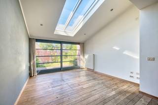 Assebroek, leuk ENERGIEZUINIG gezellig instapklaar woonhuis met 3 SLAAPKAMERS en tuintje<br />Omvat: Ruime lichtrijke living met PLANKENVLOEREN en open ingerichte keuken, uitgevend op tuintje met houten tuinberging.<br /> 1é Verd: overloop, mooie slaapkamer, grote badkamer met ligbad en dubbele lavabo, plaats voor wasmachine en droogkast.<br /> Dakverdiping , 2 slaapkamers.<br />Centrale verwarming met nieuwe condensatiebrander( 2025) op aardgas, dubbel glas.