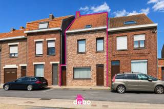 Op zoek naar een ruime gezinswoning waar u zonder zorgen kunt intrekken? Deze volledig gerenoveerde hoekwoning (2020) combineert ruimte, comfort en energiezuinig wonen op een toplocatie in Wevelgem, vlakbij de grens met Bissegem. Gelegen in een rustige doodlopende straat geniet u hier van alle privacy, terwijl winkels, scholen en verbindingswegen zich op korte afstand bevinden.<br />GELIJKVLOERS:
<ul>
<li>Zijgang voor fiets</li>
<li>Inkomhal</li>
<li>Grote open leefruimte van maar liefst 22 meter</li>
<li>Moderne keuken met eetruimte en eiland</li>
<li>Grote uitbouw met berging en wasplaats</li>
<li>Badkamer met 1<sup>e</sup> toilet, douche en dubbel lavabomeubel</li>
<li>Droge kelder</li>
<li>Groot terras</li>
<li>Onderhoudsvriendelijke diep tuin</li>
</ul>
1<sup>ste</sup> VERDIEP:
<ul>
<li>2 volwaardige en mooi afgewerkte slaapkamers waarvan 1 met dressing</li>
<li>Afzonderlijk 2<sup>de</sup> toilet</li>
</ul>
2<sup>de</sup> VERDIEP:
<ul>
<li>Via een vaste trap bereikt u de prachtig afgewerkte masterbedroom. Ook hier zorgen inbouwkasten voor extra comfort alsook kunt u de velux bedienen met afstandbediening. Via een luik bereikt u de geïsoleerde zolder die extra bergruimte biedt.</li>
</ul>
<strong>Troeven op een rij:</strong><br />✔ Woning met zijtoegang voor fietsen<br />✔ Volledig gerenoveerd in 2020<br />✔ Energiezuinig dankzij 14 zonnepanelen<br />✔ Grote open leefruimte van ca. 22 meter lang<br />✔ Moderne keuken met eiland en eetruimte<br />✔ 3 ruime slaapkamers<br />✔ Badkamer met douche en dubbel lavabomeubel<br />✔ 2 toiletten<br />✔ Grote berging en wasplaats<br />✔ Diepe, onderhoudsvriendelijke tuin<br />✔ Centrale verwarming op aardgas<br />✔ Centrale stofzuiginstallatie<br />✔ Dubbele beglazing en vernieuwde elektriciteit<br />✔ Rolluiken (vooraan elektrisch)<br />✔ Geen renovatieverplichting (EPC Label C)<br /><strong>Grondoppervlakte:</strong> 520 m²<br /><strong>Bewoonbare oppervlakte:</strong> ca. 190 m²<br /><strong>EPC:</strong> 237 kWh/m² jaar – Label C - UC3892918<br /><strong>P-score:</strong> A – <strong>G-score:</strong> A<br />Een verrassend ruime en perfect onderhouden woning waar comfort, energiezuinigheid en een uitstekende ligging samenkomen.<br /><strong>Interesse? Contacteer Immo Debo via 0477 79 60 97 of mail naar geert@immodebo.be en plan vandaag nog uw bezoek.</strong><br />