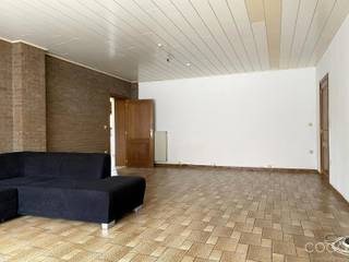 Dit ruim gelijkvloers appartement is gelegen in het centrum van Sint-Lenaarts, op wandelafstand van winkels, scholen, openbaar vervoer, etc.Indeling...