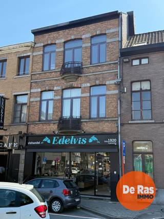 AALST - Handelspand met woonst op toplocatie<br /><br />Deze veelzijdige handelszaak met ruime woonst en uitgebreide opslagmogelijkheden is uitstekend gelegen vlak aan de Houtmarkt, in het centrum van Aalst. Dankzij de centrale ligging geniet het pand van een uitstekende bereikbaarheid en een sterke commerciële zichtbaarheid.<br /><br />Het handels gelijkvloers bevindt zich in een perfecte staat en omvat een moderne, recent ingerichte winkelruimte met een ruime toonbank, aangevuld met verschillende praktische werkruimtes, koelruimtes, bureauruimte en sanitair. Achteraan het perceel bevindt zich een ruime magazijn-/garageruimte met aansluitend een grote buitenparking, wat zorgt voor een optimale logistieke meerwaarde.<br /><br />De bovenliggende woonst biedt een aangename combinatie van comfort en ruimte en bestaat uit drie slaapkamers, een badkamer, een open keuken, een ruime leefruimte, een terras, kelder en een nog verder in te richten zolderverdieping met mezzanine.<br /><br />Met een totale oppervlakte van maar liefst ca. 400 m² biedt dit pand een uitzonderlijk potentieel voor ondernemers, zelfstandigen of investeerders. De combinatie van commerciële ruimte, opslagmogelijkheden en een ruime woning maakt dit een uniek aanbod met tal van gebruiksmogelijkheden in het hart van Aalst.<br /><br />Voor meer informatie of een bezoek, kan u ons steeds contacteren: 053/60.65.60.