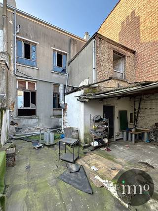 Brussel (Elsene) : IMMO STORE stelt u dit TE RENOVEREN gebouw voor met op het gelijkvloers een winkel en een bar. De TWEE VERDIEPINGEN werden...
