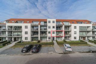 Uiterst ruim en lichtrijk appartement (90m²) te huur met 2 ruime slaapkamers, kelderberging, autostaanplaats en gemeenschappelijke fietsenberging...