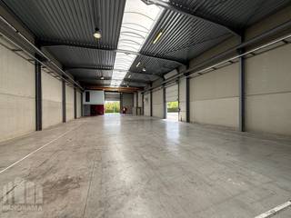 Bedrijfsgebouw te huur bestaande uit een magazijnruimte gecombineerd met kantoor en verhard buitenterrein. De site bevindt zich vlakbij de steenweg (N43) en geniet van een snelle verbinding richting de E17. Hierdoor is er een vlotte ontsluiting richting Gent, Kortrijk en omliggende gemeenten. <br /><br />Bedrijfsgebouw met een oppervlakte van 750 m² en beschikt over een <strong>vrije hoogte van 7 meter</strong>. De loods is uitgerust met <strong>2</strong><strong> sectionale poorten</strong>, een polybetonvloer en lichtstraat met rookluik. Daarnaast is er ook een <strong>rolbrug van 5T</strong> en zijn er warmeluchtblazers op gas aanwezig.<br />De instapklare kantoren op het gelijkvloers bestaat uit een open space en op het verdiep uit aparte burelen met een kitchenette. Er is bovendien centrale verwarming aanwezig en de kantoren zijn voorzien van airco.<br />Tevens zijn er <strong>voldoende</strong> <strong>parkeerplaatsen </strong>beschikbaar en is er een <strong>verharde buitenruimte</strong> van 500 m² op de site.<br /><br />Heeft u interesse of wenst u graag meer details over dit aanbod? Neem contact op met<strong> Giel PANORAMA B2B</strong> voor meer info, plannen of een vrijblijvend plaatsbezoek via<strong> 0477 02 09 02</strong>.