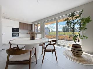 Rustig gelegen in Staden, vindt u deze zeer mooie hedendaagse nieuwbouwwoning, perfect afgewerkt met oog voor ruimte, licht en comfort.<br /><br />Bij het betreden van de woning komen we binnen via een ruime inkomhal met gastentoilet. Aansluitend bevindt zich de lichtrijke leefruimte met grote raampartijen, die naadloos overgaat in de open, volledig uitgeruste keuken met moderne toestellen – ideaal voor gezellige kookmomenten!<br /><br />Via de keuken heeft u toegang tot een praktische berging/wasruimte.<br /><br />Op de eerste verdieping bevinden zich drie volwaardige slaapkamers en een stijlvolle badkamer met dubbele lavabo en inloopdouche – alles wat u nodig heeft voor hedendaags wooncomfort.<br /><br />Buiten geniet u van een zuidgerichte tuin met terras, perfect om te ontspannen of gasten te ontvangen. Uw wagen parkeert u comfortabel onder de carport.<br /><br />Deze woning werd met de grootste zorg gebouwd met aandacht voor energiezuinig wonen:<br />☀️ Zonnepanelen<br />💨 Ventilatiesysteem C+<br />🌧 Regenwaterrecuperatie<br />… en meer!<br /><br />Kortom, een instapklare topper die u niet mag missen!<br />Contacteer ons gerust voor meer info of een vrijblijvend bezoek aan deze prachtige woning.<br /><br />Op zoek naar een ander type woning of liever zelf bouwen? Ook dit kunnen we u voorstellen, neem gerust contact met ons op!