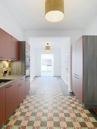 <p>This fully renovated three bedroom house for rent in the centre of Tienen combines modern comfort with an excellent location in a quiet residential street. The railway station, public transport, shops and schools are all within easy reach, making it an ideal home for everyday living.</p><p></p><p>The entrance hall welcomes you into a bright and inviting home. The spacious living room benefits from plenty of natural light and flows seamlessly into the open kitchen, creating a pleasant space for family life and entertaining. The ground floor also includes a guest toilet and a practical storage room. The basement provides additional storage as well as connections for a washing machine and tumble dryer.</p><p></p><p>The first floor offers two comfortable bedrooms. The second floor features a spacious third bedroom together with a bathroom fitted with a shower and toilet, offering a practical and well-structured layout.</p><p></p><p>Outside, you can enjoy a private terrace where you can relax in peace. The 1500L rainwater tank supplies the toilets, washing machine and an outdoor tap, helping to reduce water consumption.</p><p></p><p>The house is heated by gas and has an EPC rating of B, offering good energy efficiency and lower energy costs.</p><p>Available from 1 August. Monthly rent: 1200 euros.</p><p></p><p>If you are looking for a move in ready three bedroom house with a terrace in a central yet quiet location in Tienen, we would be delighted to welcome you for a viewing. Don’t hesitate—schedule your visit today via www.living-stone.be!</p>