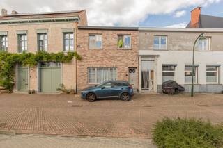 <h1><span>Charmante instapklare woning met 190 m² bewoonbare oppervlakte op toplocatie in Rupelmonde</span></h1><p><span>Op zoek naar een charmante woning met ruimte, comfort én tal van mogelijkheden? Deze instapklare woning, gelegen op een mooie locatie in Rupelmonde, combineert een aangename woonomgeving met een praktische indeling en een interessante uitbreidingspotentie.</span></p><p><span>Op wandelafstand bevinden zich de Markt, gezellige wandel- en fietsroutes en de prachtige omgeving langs de Schelde. Een ideale ligging voor wie houdt van rust, natuur en de nabijheid van het dorpscentrum.</span></p><p><span>Indeling</span></p><p><span>Op het gelijkvloers verwelkomt de inkomhal u in de ruime leefruimte met open, ingerichte keuken. Verder beschikt deze verdieping over een ingerichte badkamer, een aangenaam terras en een tuin waar u in alle rust kunt genieten. Het gemetselde tuinhuis biedt extra bergruimte.</span></p><p><span>Op de eerste verdieping bevinden zich drie slaapkamers, ideaal voor een gezin, een thuiswerkplek of een hobbyruimte.</span></p><p><span>Extra troeven en mogelijkheden</span></p><p><span>De woning beschikt over een bewoonbare oppervlakte van circa </span><span>190 m²</span><span> en is uitgerust met centrale verwarming op aardgas, met een nieuwe condensatieketel.</span></p><p><span>Momenteel heeft de woning een plat dak met roofing. Wie op zoek is naar extra ruimte en toekomstmogelijkheden, kan onderzoeken of een zadeldak kan worden gerealiseerd. Dit biedt potentieel om de woonruimte verder uit te breiden en eventueel bijkomende kamers te creëren, afhankelijk van de technische haalbaarheid en de geldende voorschriften.</span></p><p><span>Ook parkeren vormt hier geen probleem.</span></p><p><span>Een woning met potentieel op een gegeerde locatie!</span></p><p><span>Deze charmante woning is een interessante opportuniteit voor wie comfortabel wil wonen en tegelijk de mogelijkheid wil benutten om de woning naar eigen wensen verder te ontwikkelen.</span></p><p><span>Laat u verrassen door de ruimte, de ligging en de vele mogelijkheden die deze woning te bieden heeft!</span></p><p><span>Interesse? Neem contact op met Immo Twins voor meer informatie of een bezoek ter plaatse via 052/55.55.55 of </span><span><span>info@immotwins.be</span></span><span>.</span><span> </span></p>