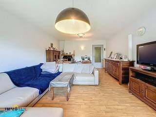 Dit charmant appartement bevindt zich op de 2de verdieping (lift aanwezig) en beschikt over een inkomhal met ingemaakte kast en een gastentoilet,...