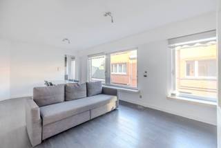 Deels af te werken woning, uitstekend gelegen in een verkeersarme straat. Op 2 minuten van de Grote Markt, vlakbij scholen, openbaar vervoer, winkels, en alle stadsfaciliteiten. Indeling: GLV: inkomhal, af te werken sanitair, garage, technische berging en terrasje (3 m²). Tussenverdieping: woonkamer met kleine, geïnstalleerde keuken; Bovenverdieping: 1 ruime slaapkamer en 1 kleine slaapkamer (of thuisbureel, dressing, ...). Kenmerken: uitstekende ligging, deels af te werken, geen renovatieverplichting, videofoon, garage, klein terras, 1 à 2 slaapkamers, prijs bespreekbaar, elektriciteit conform.<br />Dit is een ideale woning voor starters en mensen die midden de stad willen wonen. Ook interessant als investering.<br />Ontdek deze woning alvast via de 360°-tour op onze website.<br />Kan deze woning iets voor u zijn? Kom het zelf ontdekken en maak een afspraak via 0479 01 00 00 of info@avantivastgoed.be