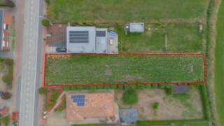 Prachtig gelegen bouwgrond voor halfopen bebouwing met een perceeloppervlakte van maar liefst 1.002 m². Dankzij de zuidwestelijke oriëntatie geniet je van een aangename, zonnige tuin en volop mogelijkheden om een ruime gezinswoning met mooie buitenruimte te realiseren. De ligging is een absolute troef: op fietsafstand van het centrum, het station, scholen, winkels en alle dagelijkse voorzieningen.<br />Zo combineer je rustig en comfortabel wonen met een vlotte bereikbaarheid. Kortom, een ruim perceel op een gunstige locatie en met tal van mogelijkheden voor wie zijn eigen droomwoning wil bouwen. Een unieke kans voor wie ruimte, een goede ligging en een zonnige oriëntatie wil combineren met een fantastisch uitzicht op groen. Voor alle info : dirk@berno.be