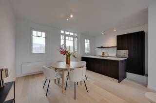 <p>Wonen met charme, klasse en een vleugje grandeur</p><p>Een gebouw dat niet alleen gezien mag worden, maar ook één met een architecturale air. Hier ademt de gevel art nouveau, kom je binnen in een authentieke hal, heb je hoge plafonds. Een woning met geschiedenis en een verhaal, en dit in een modern jasje.</p><p>Welkom in de geliefde Markgravewijk, een levendige buurt met standing waar architecturale parels, het stadsleven en de rust hand in hand gaan. Parken zijn hier om de hoek, het hipste restaurant van 2025, Cobrahouse is je nieuwe go to en één van de beste bakkers in Antwerpen, Domestic, ligt op wandelafstand. Dit in combinatie met een top bereikbaarheid is een match made in heaven.</p><p>Waarom je hier wil wonen<br />•    Elegante architectuur en volledig gerenoveerd gebouw (ontworpen door Jules Dries, 1910)<br />•    Veel lichtinval en prachtige hoge plafonds<br />•    Terras en balkon met zicht op het park<br />•    Twee volwaardige slaapkamers met een aangenaam ruimtegevoel<br />•    Centrale ligging<br />•    Instapklaar</p><p>Op de derde en vierde verdieping van het gebouw vinden we het duplexappartement met 2 slaapkamers en terras. Een mooie leefruimte met toegang tot de open keuken en eetkamer. Een open keuken, voorzien van alle toestellen (Miele – Samsung) en eiland, met toegang naar het terras aan de achterzijde met zicht op groen. In de nachthal is er een gastentoilet en berging met aansluiting voor wastoestel en droogkast.</p><p>De masterbedroom heeft een ensuite badkamer aan de achterzijde. De 2de kamer ligt op de bovenste verdieping van het appartement en heeft een ensuite badkamer.<br />Interesse? Wacht niet te lang en maak je afspraak via www.sinjoor.be of 03 283 05 00.<span><span></span></span></p>