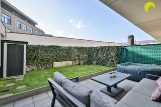 Dit recent gebouwde gelijkvloers appartement met ruime zonnige tuin, kelderberging en ondergrondse parkeerplaats vinden we pal in het centrum...