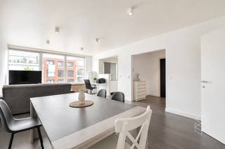 Ruim 2 slpk appartement op wandelafstand van 't Zand. INDELING: inkom met ingemaakte vestiaire kast, brede woonkamer, ingerichte open keuken (frigo, vaatwas, kookplaat, oven en dampkap) met balkon. Nachthal met afzonderlijk toilet, douchekamer met nog te vernieuwen lavabomeubel, douche en aansluiting wasmachine. 2 slaapkamers. Zuidgericht terras aan de achterkant met opbergkast. Twee bergingen in de kelderverdieping. Gemeenschappelijke fietsenberging. Het appartement wordt volledig opnieuw geschilderd en is voorzien van nieuwe inbouwspots. CV op aardgas. <br /><br />RICHTPRIJS 235.000 EUR - Ieder bod wordt voorgelegd aan de eigenaars, die al dan niet kunnen ingaan op dit aanbod.<br /><br />Contacteer PERSPECTIEF VASTGOED – 7 op 7 bereikbaar – voor meer informatie of een bezoek.<br />Bel 050/550.750 of mail naar info@perspectiefvastgoed.be.<br />
