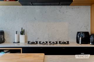 In de Edith Cavellstraat 4 te Oostende bevindt zich deze uitzonderlijke triplex waar karakter, ruimte en hoogwaardige afwerking perfect samenkomen. Authentieke elementen uit de jaren ’30, stijlvolle materialen en maatwerk op verschillende niveaus zorgen voor een uniek geheel met een uitgesproken eigen karakter. Een echte buitenkans voor wie houdt van charme én hedendaags wooncomfort. ✨<br /><br />Op de eerste verdieping word je verwelkomd in een warme inkomhal met authentieke details en praktische, ingebouwde kasten voor schoenen en jassen. Aansluitend ontdek je de prachtige open keuken, afgewerkt met marmer en met oog voor detail gerealiseerd door een ervaren schrijnwerker. De ruime woonkamer sluit hier naadloos op aan en ademt gezelligheid dankzij de open gashaard, het authentieke parket, de hoge plafonds en de ingebouwde kasten, waaronder een bijzonder stijlvol barelement. De vele raampartijen zorgen bovendien voor een overvloed aan natuurlijk licht.<br /><br />Op de volgende verdieping bevinden zich twee bijzonder ruime slaapkamers, die dankzij de grote raampartijen opnieuw genieten van een aangename lichtinval. De badkamer is rechtstreeks toegankelijk vanaf deze verdieping en beschikt over een ligbad, toilet, dubbele wastafel en ingebouwde kasten die voor de nodige opbergruimte zorgen.<br /><br />De dakverdieping vormt een volwaardige extra woonlaag en werd ingericht als een prachtige derde slaapkamer met aansluitende dressing. Daarnaast vind je hier een tweede, luxueus afgewerkte badkamer met inloopdouche en toilet. Ook op deze verdieping werd volop ingezet op maatwerk en praktische opbergruimte, zonder in te boeten aan de stijlvolle uitstraling.<br /><br />Een absolute troef is dat deze triplex geen gemeenschappelijke kosten heeft. Zo geniet je van maximale privacy en een eigen woonbeleving, gecombineerd met een afwerking die tot in de kleinste details werd verzorgd.<br /><br />Een bijzonder karaktervolle woonst voor wie op zoek is naar iets net dat tikkeltje anders, met royale leefruimtes, drie slaapkamers en een afwerking die meteen in het oog springt.<br /><br />