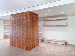Ben jij op zoek naar een commerciële ruimte op een centrale A-locatie? Deze instapklare handelsruimte van 312 m², gelegen in het hart van de winkelstraat, is perfect geschikt voor retail, showroom of dienstverlening.
Dankzij de mooie toog, volledig uitgeruste keuken (met afwasmachine) en een gastentoilet met handenwasser, airco is de ruimte direct inzetbaar voor diverse doeleinden.
De grote etalage zorgt voor optimale zichtbaarheid en natuurlijke lichtinval én komt met extra troeven: een ondergrondse autostaanplaats en een praktische stockruimte, inbegrepen in de huur.
Provisie/servicekosten: €100 per maand
Onroerende voorheffing 2594 euro (in 2024)
EPC D - Elec arei conform
Beschikbaarheid: per direct
Deze commerciële ruimte biedt een uitstekende kans voor ondernemers die op zoek zijn naar zichtbaarheid, ruimte en gebruiksklare voorzieningen op een toplocatie.
Interesse? Neem contact op voor meer informatie of om een bezichtiging in te plannen via laila@immodor.be of +32 477308559
Ruimtes als deze zijn zeldzaam – wees er snel bij!