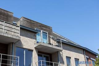 Bent u op zoek naar een recent, modieus en instapklaar appartement waar licht, ruimte en comfort centraal staan? Dan is dit appartement de ideale kans.<br /><br />EPC label B – Geen renovatieplicht / Elektriciteit Conform / CV Aardgas / HR Dubbel glas / …<br /><br />Als u binnenkomt heeft u vooraan 2 slaapkamers waarvan er één toegang geeft tot een eerste terras, ideaal om ‘s ochtends te ontbijten of te genieten van jouw koffie.<br /><br />Achteraan vormt de aangename leefruimte het hart van het appartement en sluit aan op het tweede terras, waar u in alle rust kunt genieten van een ontspannende avond en open zicht over de omgeving. Dankzij de twee terrassen geniet u op elk moment van de dag van een aangename buitenruimte.<br /><br />Het appartement beschikt over een praktische badkamer met douche in bad, een apart toilet en een berging die zorgt voor extra gebruiksgemak in het dagelijkse leven.<br /><br />Een absolute meerwaarde is de privatieve zolder van circa. 43 m², bereikbaar via een zolderluik, die bijzonder veel extra opbergruimte biedt.<br /><br />Ook parkeren hoeft geen zorg te zijn dankzij de private staanplaats achter het gebouw. Aan te kopen aan 10.000,00 EURO.<br /><br />Gelegen in een kleinschalig en goed onderhouden gebouw, profiteert u bovendien van beperkte syndicuskosten, wat dit appartement niet alleen aangenaam maakt om in te wonen, maar ook financieel interessant.<br /><br />Ook interesse? Maak nu jouw afspraak!