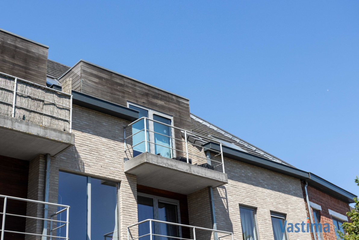 Lichtrijk appartement met 2 terrassen, staanplaats en extra zolderruimte - foto 2