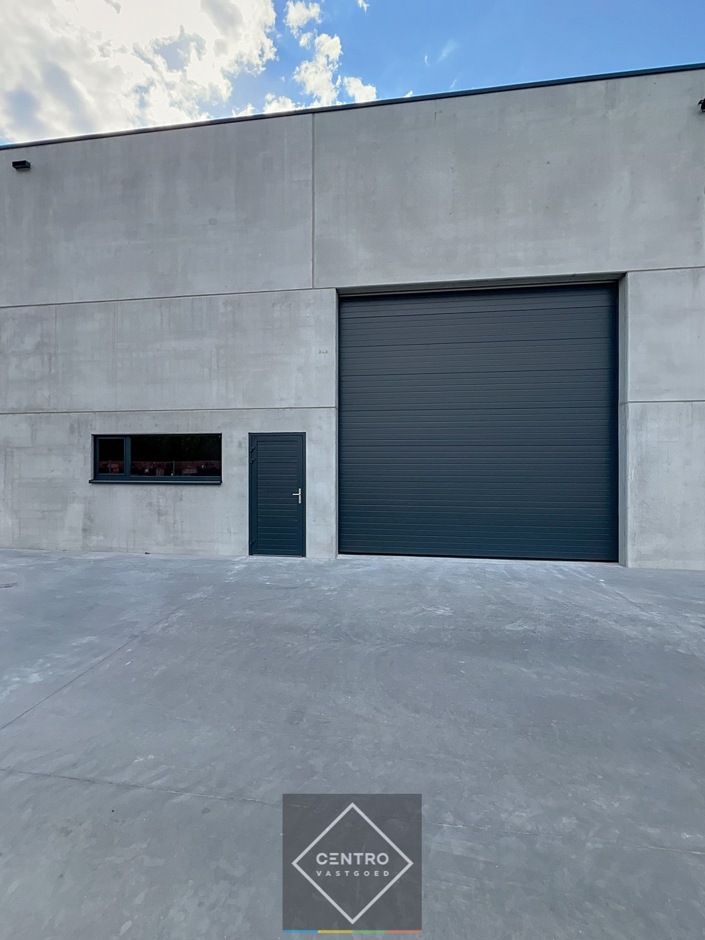 NB MAGAZIJN  216m² (vrije hoogte 7m !) , voorzien van sectionaalpoort, deur, raam en 3 parkeerplaatsen te SLEIHAGE (Oostnieuwkerke). - photo 2