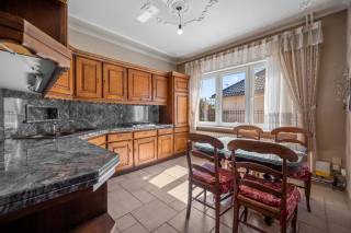 Deze charmante halfopen bebouwing in Zoutleeuw biedt een comfortabele en ruime woonomgeving voor het hele gezin. Met een bewoonbare oppervlakte van 163,60 m² geniet u van een praktische indeling en voldoende leefruimte. De woning beschikt over drie slaapkamers en twee badkamers, ideaal voor gezinnen die op zoek zijn naar comfort en privacy. De tuin rondom de woning biedt een rustige en groene plek om te ontspannen of samen met familie en vrienden van het mooie weer te genieten. Daarnaast is er een ruime garage aanwezig, perfect voor het veilig stallen van uw auto of het opbergen van fietsen en tuinmateriaal. Ook zijn er in totaal zes parkeerplaatsen beschikbaar, wat extra gemak biedt voor bewoners en bezoekers. Het perceel heeft een oppervlakte van 426 m² en combineert een ideale ligging met veel privacy. Deze woning is een uitstekende keuze voor wie op zoek is naar een praktische en comfortabele gezinswoning in een rustige en aangename buurt van Zoutleeuw. Dankzij de goede indeling en de aanwezigheid van diverse extra’s, zoals de tuin, garage en parkeerplaatsen, biedt dit pand volop woongenot.