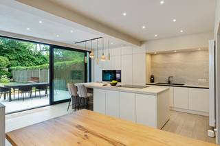Op een uitstekende locatie te Edegem bevindt zich deze instapklare halfopen bebouwing met 4 slaapkamers en gezellige tuin. U geniet hier van een centrale ligging in een zeer aangename en gewilde omgeving vlakbij het centrum met winkels, eet-en drankgelegenheden, scholen en het openbaar vervoer.<br /><br />We betreden de woning via de inkomhal met vestiaire en apart gastentoilet. De ruime leefruimte, voorzien van een gezellige zithoek geniet van veel lichtinval door de grote raampartij. De geheel ingerichte leefkeuken werd voorzien van kwalitatieve toestellen en een hoogwaardige afwerking, een aparte eethoek maakt het geheel compleet. Van hieruit heeft u directe toegang tot de aangelegde tuin met ruim terras. De perfecte plek voor gezellige diners met vrienden of een ontspannen moment in de zon. Aanpalend aan de keuken bevindt er zich nog een praktische berging. De nachthal op de eerste verdieping geeft ons toegang tot 2 ruime slaapkamers, een dressing, tv kamer/bureauruimte, een apart toilet en een ruime badkamer met douchebad en wastafel. Hier is evens ook een aparte wasplaats voorzien. Verder beschikt u ook over een zeer ruime kelder en voldoende parkeermogelijkheden zowel op de oprit alsook vooraan op straat. Tot slot werd deze woning grotendeels gerenoveerd in 2025 en voorzien van airco's, 16 zonnepanelen, thuisbatterij van 10KW, voorziening laadpaal en een conforme elektrische keuring.<br /><br />Dit is een uitstekende opportuniteit als u op zoek bent naar een instapklare woning met 4 slaapkamers en aangename tuin te Edegem. Contacteer ons voor meer informatie op 0473 38 29 40 of neem een kijkje op www.boonstravastgoed.be . <br /><br />Bijzonderheden:<br />- 4 slaapkamers<br />- Gunstig EPC (219)<br />- Aangename en gewilde omgeving