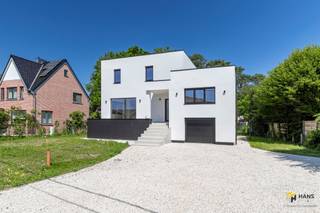 <p><span> </span></p><p><span>Kwalitatief gerenoveerde villa(380 m²) in Bonheiden</span></p><p><span>De riante woning is gelegen in de Oude Keerbergsebaan. Je woont hier in een bijzonder rustige en groene omgeving, terwijl winkels, scholen en verbindingswegen zich op korte afstand bevinden. Een ideale combinatie van privacy, comfort en bereikbaarheid.</span></p><p><span>De vrijstaande woonst werd volledig gerenoveerd met oog voor detail, hoogwaardige materialen en hedendaags wooncomfort. Dankzij de kwalitatieve afwerking geniet je van een instapklare woning waar stijl en functionaliteit hand in hand gaan. Bovendien beschikt het pand over een gunstig EPC A-label (77 kWh/m² jaar – E-peil 56) en werden er 14 zonnepanelen voorzien, wat bijdraagt aan energiezuinig en toekomstgericht wooncomfort.</span></p><p><span>Met een bewoonbare oppervlakte van maar liefst 380 m² op een perceel van 956 m² biedt deze woning uitzonderlijk veel leefruimte, zowel binnen als buiten. De lichtrijke leefruimtes creëren een aangename en open sfeer en vormen een mooi geheel met de omliggende tuin waar je in alle rust en privacy kan genieten van het groen.</span></p><p><span>Verder beschikt de woning over:<br /></span><span>▪</span><span>️</span><span> 4 volwaardige slaapkamers<br /></span><span>▪</span><span>️</span><span> 2 stijlvolle badkamers<br /></span><span>▪</span><span>️</span><span> Leefkeuken met alle hedendaags comfort<br /></span><span>▪</span><span>️</span><span> Ruime garage en kelder<br /></span><span>▪</span><span>️</span><span> Oprit met parkeermogelijkheden<br /></span><span>▪</span><span>️</span><span> Grote tuin en 2 terrassen</span></p><p><span>Ben je op zoek naar een energiezuinige woning waarin je zonder zorgen kan intrekken? Mis deze kans niet! Bewoonbare opp. 380 m² – ref.: bruto vloeropp. Voor meer info of een gratis schatting surf naar www.hansimmo.be</span></p><p><span> </span></p>