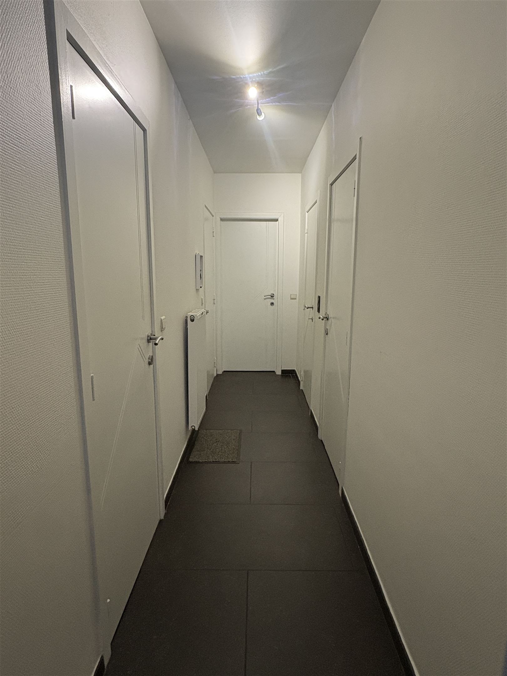 Gelijkvloers appartement met terras en 2 autostaanplaatsen - foto 4