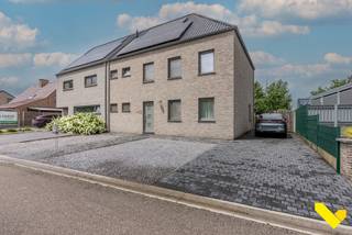 <p><strong>Ruime halfopen bebouwing op een uitstekende locatie in Tessenderlo-Ham</strong></p>
<p>Bent u op zoek naar een ruime gezinswoning met een vlotte bereikbaarheid en tal van mogelijkheden? Dan is deze verzorgde halfopen bebouwing in Tessenderlo-Ham zeker een bezoek waard!</p>
<p>De woning geniet van een gunstige ligging met een snelle verbinding naar de E313, waardoor woon-werkverkeer bijzonder comfortabel verloopt.</p>
<p>Binnenin wordt u verwelkomd in een ruime en lichtrijke leefruimte die naadloos aansluit op de open keuken. Dankzij de open indeling ontstaat een aangename woonomgeving waar gezelligheid en comfort centraal staan.</p>
<p>De woning beschikt over <strong>drie ruime slaapkamers</strong>, ideaal voor gezinnen of wie extra ruimte wenst voor een bureau of hobbykamer. De badkamer is volledig uitgerust met zowel een <strong>ligbad als een douche</strong>, zodat u kunt genieten van optimaal comfort.</p>
<p>Aansluitend aan de woning bevindt zich een <strong>aparte veranda met praktische berging</strong>, een extra troef die perfect dienst kan doen als ontspanningsruimte, speelruimte of extra opslagplaats.</p>
<p>Buiten vindt u een aangename tuin met <strong>tuinhuis</strong>, ideaal voor het opbergen van tuinmateriaal en fietsen. Naast de woning is er bovendien voldoende ruimte om meerdere wagens te parkeren op eigen terrein.</p>
<p><strong>Troeven van deze woning:</strong></p>
<ul>
<li>Halfopen bebouwing</li>
<li>Rustige en centrale ligging in Tessenderlo-Ham</li>
<li>Vlotte verbinding naar de E313</li>
<li>3 ruime slaapkamers</li>
<li>Badkamer met bad én douche</li>
<li>Grote, lichtrijke leefruimte</li>
<li>Open keuken</li>
<li>Veranda met aparte berging</li>
<li>Tuinhuis</li>
<li>Ruime parkeermogelijkheden naast de woning</li>
</ul>
<p>Deze woning combineert ruimte, comfort en een uitstekende bereikbaarheid, en vormt de ideale thuisbasis voor gezinnen die op zoek zijn naar een praktische en aangename woonomgeving.</p>
<p><strong>Interesse? Neem gerust contact op voor meer informatie of een bezichtiging.</strong></p>