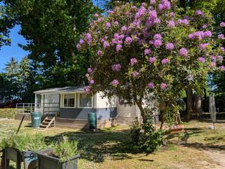 Situé dans le domaine d'Akrenbos, un domaine où il est possible de vivre à petite échelle, se trouve ce Tiny House meublé . Cet espace...