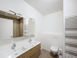 Ontdek dit prachtige 3-slaapkamerappartement in de Parkdreef 48 (Tour & Taxis), 1000 Brussel.De inkomhal is voorzien van ingebouwde kasten...