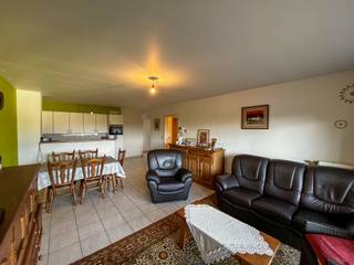 Harelbeke: appartement te huur met 2 slaapkamers.Indeling: woonkamer, open keuken, berging, 2 slaapkamers, badkamer met bad/douche en dubbele...