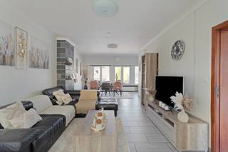 TE KOOP – Te renoveren huis en garage met veel potentieel in  Tisselt<br /><br />📍 Adres: Baeckelmansstraat 90, 2830 Tisselt<br />📐 Grondoppervlakte: 3a07ca<br />🏠 Type: Gesloten bebouwing – Woning bel etage met grote garage en tuin<br />🛠️ Staat: Te renoveren<br /><br />Bent u op zoek naar een ruime garage én tal van renovatie-opties naar eigen smaak? Dan is dit pand in Tisselt dé opportuniteit die u zoekt!<br /><br />Deze zeer ruime gesloten bebouwing is ideaal voor wie wonen en werken wil combineren, of voor wie op zoek is naar een interessant investeringsproject.<br /><br /><u>Indeling:</u><br />Gelijkvloers:<br />Garage/magazijn en tuin<br /><br />1ste verdieping:<br />Leefruimte met veel lichtinval<br />Keuken<br />Groot terras<br /><br />2de verdieping:<br />3  slaapkamers<br />Badkamer<br /><br /><u>Troeven:</u><br />Centrale ligging en goed bereikbaar<br />Veel potentieel en ruimte voor creatieve renovatie-ideeën<br />Ideale combinatie van wonen en werken<br />Grote bewoonbare oppervlakte <br />Tuin en terras aanwezig<br /><br />Deze woning wacht op een nieuwe eigenaar die het pand nieuw leven wil inblazen. Maak van deze plek uw droomproject!<br />📞 Interesse? Contacteer ons voor meer info of een bezoek ter plaatse via michael@immovos.be of 0494 03 06 40