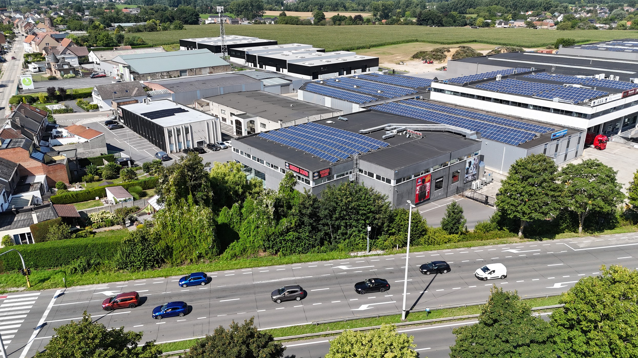 Gelijkvloerse handelsruimte van 1.726 m² met topligging langs expresweg (N45) - foto 1