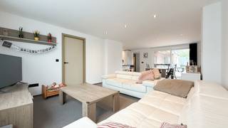 <p>Bij ImmoFusion 7/7 “open huis” : klik op onze 3D-TOUR.</p>
<p><br />Deze prachtige, instapklare woning met garage en volledig omheinde tuin straalt klasse, comfort en ruimte uit. Bij het binnenkomen valt onmiddellijk de overvloed aan natuurlijk licht op, wat de woning een warme en open sfeer geeft. Dankzij de grondige renovatie in 2017, waarbij werkelijk alles werd vernieuwd, oogt deze woning als een volledige nieuwbouw. Bovendien werden recent alle ramen en deuren vervangen, wat niet alleen zorgt voor een moderne uitstraling maar ook voor uitstekende isolatie en energiezuinigheid.<br /><br /><br />De lichtrijke woonkamer is stijlvol ingericht en voorzien van ingebouwde spots die het moderne karakter extra benadrukken. Aansluitend bevindt zich de prachtig geïnstalleerde keuken met een centraal eiland — de ideale plek om gezellig te koken of samen te komen met familie en vrienden. De keuken is uitgerust met kwalitatieve toestellen zoals een ingebouwde oven, microgolf, kookplaat, afzuigkap en koelkast. Het doorlopende steentapijt over het volledige gelijkvloers zorgt voor een naadloze overgang tussen de verschillende ruimtes en draagt bij aan het gevoel van eenheid en ruimte.<br /><br /><br />De mooie en praktische badkamer beschikt over een dubbele lavabo en ingebouwde kasten, wat zorgt voor extra bergruimte en gebruiksgemak. De woning telt maar liefst 5 ruime slaapkamers. De woning is van een prachtige houten vloer voorzien, die warmte en elegantie uitstralen. De badkamer is modern ingericht en uitgerust met een grote inloopdouche, wat zorgt voor een luxueus en ontspannen gevoel. Er is een airconditioning voorzien.<br /><br /><br />Via een vaste trap bereikt u de volledig afgewerkte zolder, die extra mogelijkheden biedt als slaapkamer, bureau of hobbyruimte. Buiten geniet u van een ruime garage en een volledig omheinde tuin, ideaal voor wie houdt van rust, privacy en veiligheid.<br /><br /><br />Kortom, deze woning combineert modern wooncomfort met hoogwaardige afwerking, veel licht en ruimte. Een instapklare parel waar elk detail klopt en waar u zich meteen thuis zult voelen.<br /><br /><br />Pluspunten:<br /><br />- prachtig gerenoveerd<br />- veel ruimte<br />- volledig nieuwe keuken<br />- alles tot in de puntjes afgewerkt<br />- 5 slaapkamers met plaats voor dressing/bureau<br />- de tuin is omheind<br /><br />Maatregelen opgenomen in het Maatregelenregister: nee</p>
<p>Voor een bezichtiging ter plaatse of meer info, bel ons op 078/78.78.70, of kom gewoon binnen op ons kantoor, steeds welkom!</p>