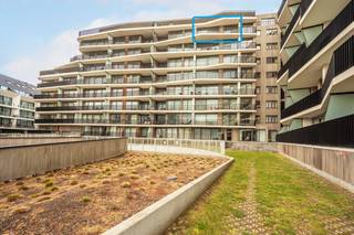 <br />Op wandelafstand van het strand bevindt zich dit stijlvolle appartement die in 2019 werd opgeleverd. <br /><br />Gelegen op de 7e verdieping geniet dit appartement van een uitstekende zuidoriëntatie en een open panoramisch uitzicht. Het terras vormt de ideale plek om in alle rust te genieten van de zon.<br /><br />De lichtrijke woonkamer met toegang tot het terras, de open keuken met kwaliteitsvolle Miele toestellen, gastentoilet, badkamer met douche, toilet en wastafel, één slaapkamer met toegang tot het terras en is er nog een mogelijkheid om de wasruimte om te bouwen tot dressing. Als extra troef beschikt dit appartement over een gemeenschappelijk zwembad.<br /><br />Een sterke combinatie van ligging, comfort en uitstraling maakt dit appartement tot een absolute topper aan de kust. Bovendien wordt het aangeboden onder erfpacht, wat zorgt voor een interessante en toegankelijke investeringsopportuniteit.<br /><br />Prijs vanaf 220.000 euro.<br /><br />Voor meer informatie of een vrijblijvend bezoek, contacteer Gaëlle op het nummer 0479 17 17 17. <br />
