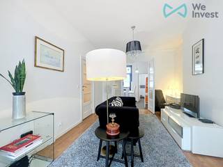 <h1><span>TE HUUR – Prachtig gemeubeld appartement met 1 slaapkamer en balkon in het centrum van Brussel</span></h1>
<p><span>We Invest Brussel-Europe biedt u dit prachtige appartement met 1 slaapkamer aan, ideaal gelegen in een gegeerde residentiële wijk vlak bij Sint-Katelijne, het Brusselse kanaal, openbaar vervoer, winkels en het stadscentrum.</span></p>
<p><span>Vanaf het moment dat u binnenkomt, wordt u gecharmeerd door de uitzonderlijke lichtinval en de warme sfeer van dit perfect onderhouden appartement. De ruime en stijlvolle woonkamer geniet van veel natuurlijk licht en biedt een comfortabele en gezellige leefomgeving.</span></p>
<p><span>De ruime slaapkamer beschikt over grote ramen en directe toegang tot een aangenaam privébalkon met uitzicht op een rustige en groene omgeving, een echte oase van rust in het hart van Brussel.</span></p>
<p><span>De moderne keuken is volledig uitgerust en sluit aan op een gezellige eetruimte. Daarnaast is er een aparte werkruimte aanwezig, ideaal voor thuiswerk in optimale omstandigheden.</span></p>
<h2><span>Indeling</span></h2>
<ul>
<li><span>Inkomhal</span></li>
<li><span>Lichtrijke woonkamer</span></li>
<li><span>Volledig uitgeruste keuken</span></li>
<li><span>Eetkamer</span></li>
<li><span>1 ruime slaapkamer</span></li>
<li><span>Douchekamer</span></li>
<li><span>Bureauhoek</span></li>
<li><span>Privébalkon met open zicht op groen</span></li>
</ul>
<h2><span>Ideale ligging – Sint-Katelijnewijk</span></h2>
<ul>
<li><span>Op wandelafstand van het Brusselse kanaal</span></li>
<li><span>Slechts enkele minuten van het historische stadscentrum</span></li>
<li><span>Metro-, tram- en bushaltes op wandelafstand</span></li>
<li><span>Dicht bij station Brussel-Noord</span></li>
<li><span>Winkels, supermarkten, restaurants en cafés in de onmiddellijke omgeving</span></li>
<li><span>Snelle verbinding naar de autosnelwegen (A12, E40 en E19)</span></li>
<li><span>Nabij Villo- en Cambio-stations</span></li>
<li><span>Dicht bij de Europese instellingen</span></li>
</ul>
<h2><span>Voorzieningen in de buurt</span></h2>
<ul>
<li><span>Carrefour Express</span></li>
<li><span>Aldi</span></li>
<li><span>Scholen en kinderdagverblijven</span></li>
<li><span>Musea en toeristische trekpleisters</span></li>
<li><span>Groenzones en wandelpaden langs het kanaal</span></li>
</ul>
<p><span>Dit appartement is ideaal als:</span></p>
<ul>
<li><span>Hoofdverblijfplaats</span></li>
<li><span>Pied-à-terre in Brussel</span></li>
<li><span>Kwalitatieve vastgoedinvestering</span></li>
<li><span>Woning voor expats of Europese professionals</span></li>
</ul>
<h2><span>Extra troeven</span></h2>
<ul>
<li><span>Zeer lichtrijk appartement</span></li>
<li><span>Rustige en gegeerde buurt</span></li>
<li><span>Uitstekende mobiliteit</span></li>
<li><span>Weinig geluidsoverlast</span></li>
<li><span>Groene omgeving</span></li>
</ul>
<h2><span>Contact</span></h2>
<p><span>Olivier Halleux</span><br /><span>We Invest Brussel-Europe</span></p>
<p><span>📞 0486 68 86 25</span><br /><span>📧 </span><span>olivier.halleux@weinvest.be</span></p>
<p><span>Voor meer informatie, een bezoek of het volledige dossier kunt u rechtstreeks contact opnemen met Olivier Halleux.</span></p>
<p><span>We Invest Brussel-Europe</span><br /><span>Uw vastgoedspecialist in Brussel-Centrum, de Europese Wijk, Schaarbeek, Sint-Joost-ten-Node, Evere en omgeving.</span></p>