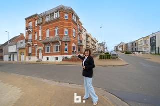 Deze prachtige, statige woning met een bewoonbare oppervlakte van 343m² is uitzonderlijk gelegen aan de voet van de Zeedijk in Raversijde en op...