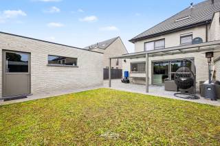 In de gegeerde woonwijk Smeiersberg te Zele bieden wij deze ruime en recente halfopen bebouwing (bouwjaar 2014) aan. De woning is gelegen in een uiterst rustige omgeving met uitsluitend doodlopende straten en een centraal speelplein, ideaal voor gezinnen met kinderen. Bovendien geniet u van een uitstekende bereikbaarheid, op slechts 10 minuten van de E17 en in de onmiddellijke nabijheid van scholen, winkels en supermarkten.<br /><br />Met een bewoonbare oppervlakte van maar liefst 264 m² biedt deze instapklare woning alle ruimte die een modern gezin nodig heeft. Via de stijlvolle inkomhal betreedt u een lichtrijke leefomgeving met hoogwaardige afwerkingen en praktische ingemaakte kasten.<br /><br />De volledig uitgeruste keuken vormt het hart van de woning en beschikt over alle hedendaagse comfort, waaronder een oven, microgolfoven, vaatwasser en bordenverwarmer.<br /><br />De woning beschikt over vijf volwaardige slaapkamers en twee badkamers. De ruime master bedroom is voorzien van een ensuite badkamer en een royale dressing. De tweede badkamer beschikt over een luxueus jacuzzi-bad.<br /><br />Buiten geniet u van een gezellige, zuidgerichte tuin, volledig omheind voor maximale privacy en veiligheid. Daarnaast beschikt de woning over een garage met elektrische sectionaalpoort en een elektrische schuifpoort aan de oprit.<br /><br />Technische troeven<br />- Bewoonbare oppervlakte: 264 m²<br />- EPC-label A<br />- Vloerverwarming<br />- Ventilatiesysteem type D<br />- Camerabewaking<br />- Centraal stofzuigsysteem<br />- Elektrische sectionaalpoort<br />- Elektrische schuifpoort<br />- Bouwjaar 2014<br /><br />Bent u op zoek naar een ruime, energiezuinige gezinswoning op een rustige locatie, zonder in te boeten aan bereikbaarheid en comfort? Dan is deze eigendom absoluut een bezoek waard.<br /><br />Vragen of wilt u een bezoek? Contacteer ons dan via felix@uw-huis.be of bel tijdens de kantooruren naar 052463803<br />
